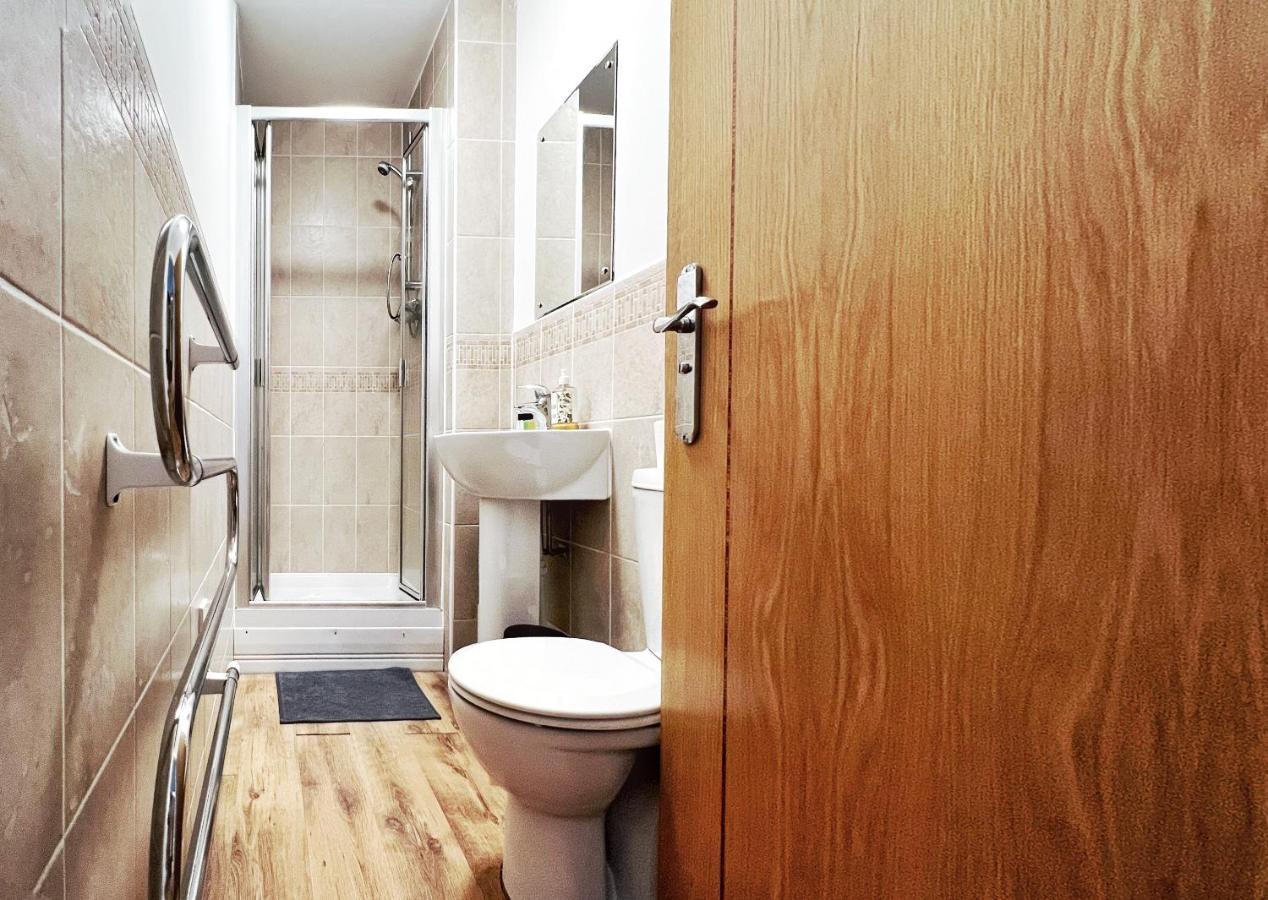 Appartamento Retro Seaside Apt With Patio Swansea Esterno foto