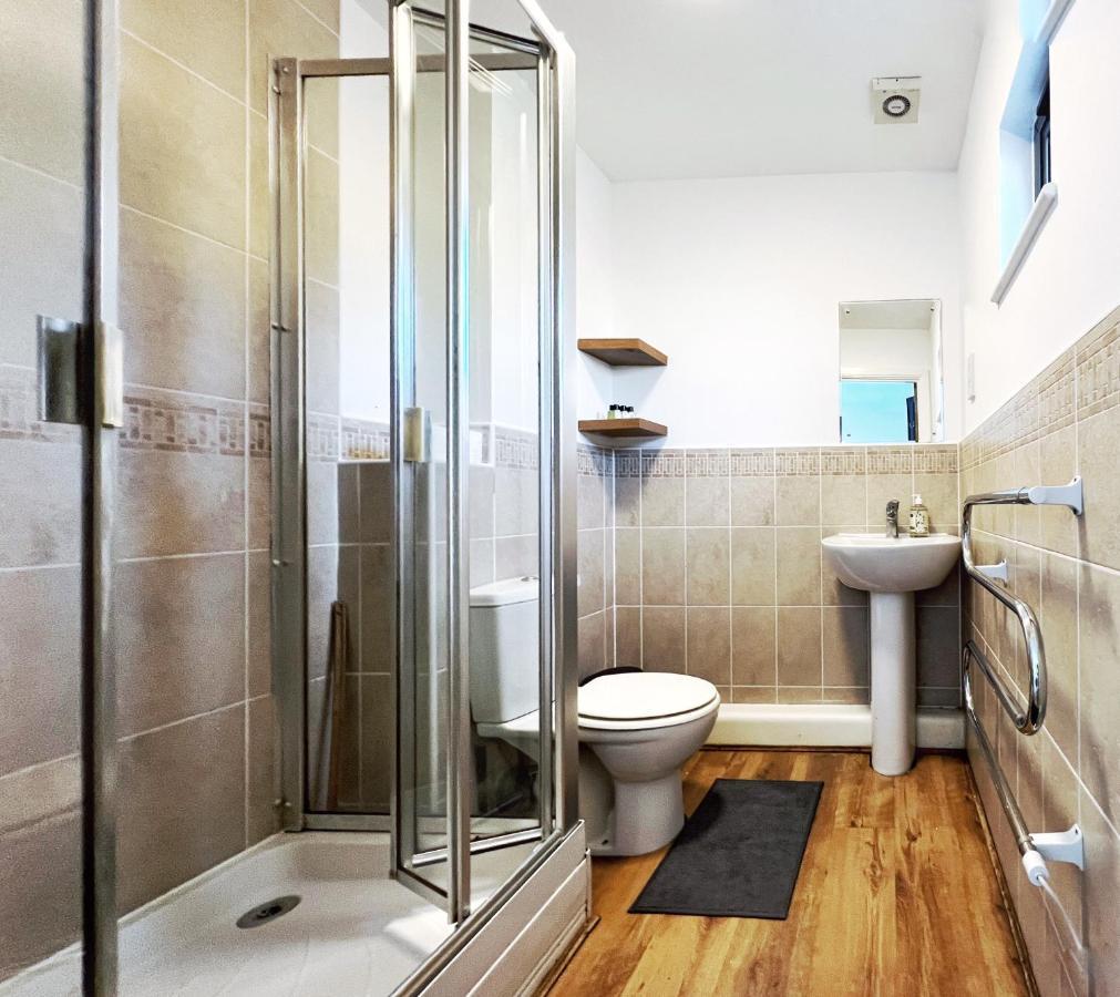 Appartamento Retro Seaside Apt With Patio Swansea Esterno foto